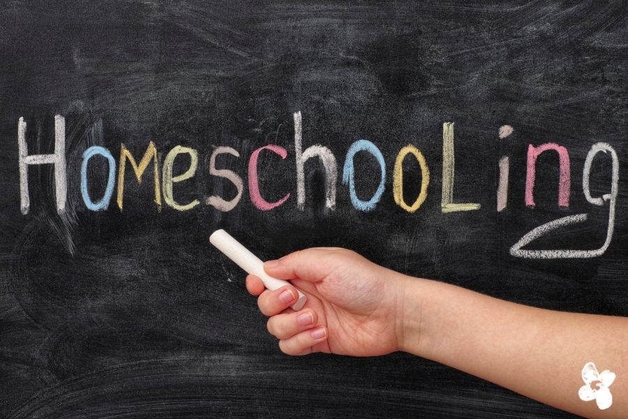 Tafel mit Aufschrift Homeschooling