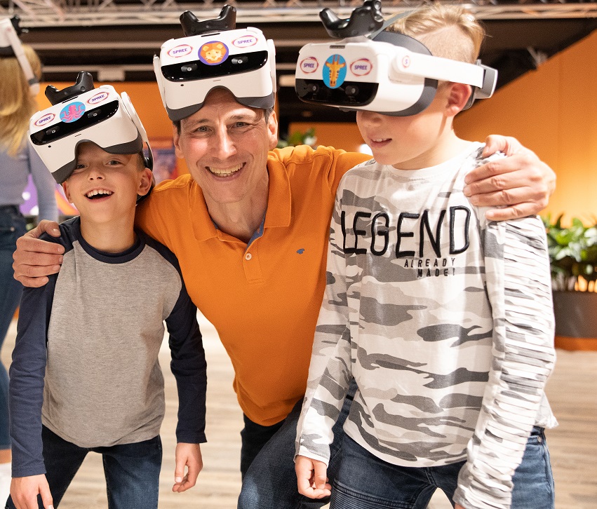 Odysseum: Mann und zwei Kinder mit VR Brillen