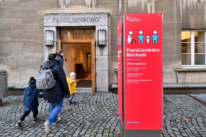 Familienbüro Bochum: Mutter und Kind vor Bochumer Rathaus
