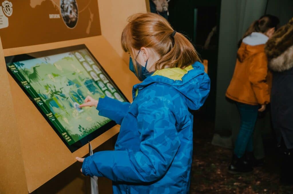 Erlebnisausstellung Tierpark: Mädchen vor Display