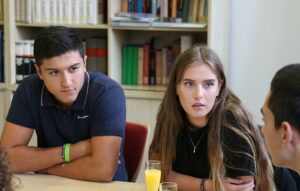NRW-Talentscouts: Jugendliche sitzen an Tisch
