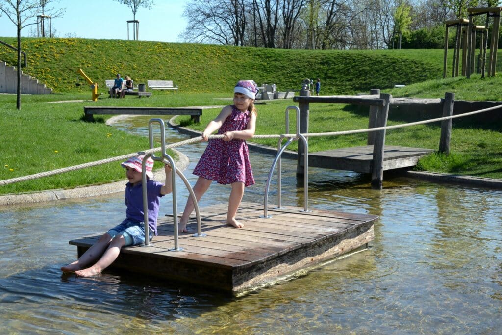 Schiffshebewerk Henrichenburg: Junge und Mädchen auf Floß