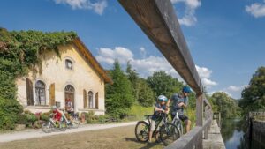 Naturpark Altmühltag: Familie auf Fahrradweg