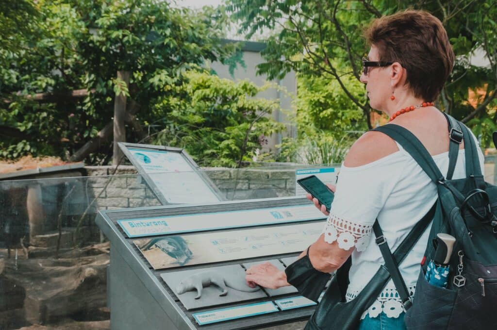 Tierpark-App: Blinde Frau fühl an Info-Tafel