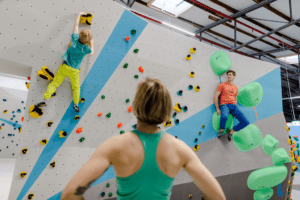 Schnuppertag in der Boulderwelt: Kinder klettern