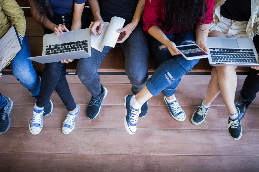 Tipps auf dem Weg zum Studium: Jugendliche sitzen mit Laptops nebeneiander