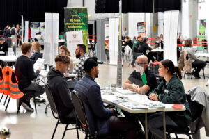 ZukunftEN: Schüler:innen an einem Messestand
