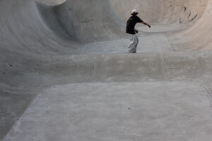 nachtfrequenz22: Skater in Halfpipe