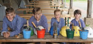 Kinder mit Kohlenstaub im Gesicht