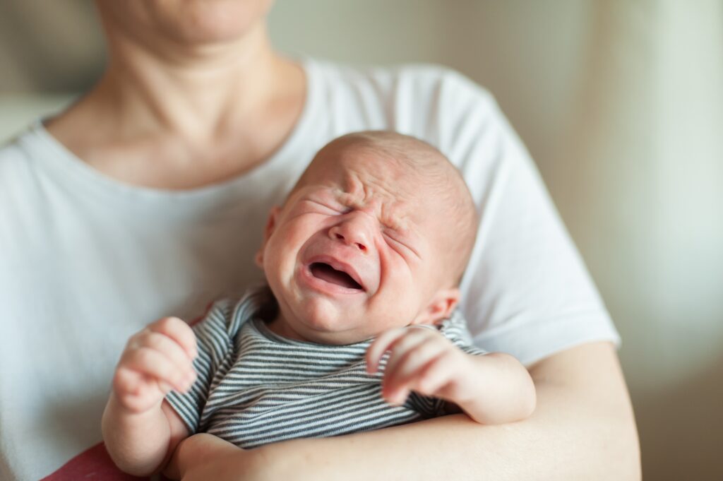 Schreiambulanzen: Schreiendes Baby auf dem Arm einer Frau