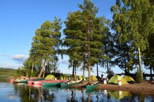 Rucksack Reisen: Kanus am Ufer einer Insel