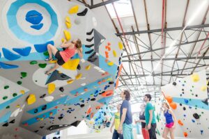 Boulderwelt Dortmund: Mädchen an der Kletterwand