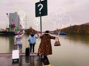 Junge Ruhrfestspiele: Drei Personen mit Ballons und Gepäck am Wasser