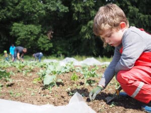 Familienforum: Kleines Kind bei der Gartenarbeit