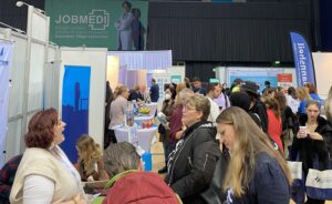 11. JOBMEDI NRW: Publikum an den Messeständen der JOBMEDI