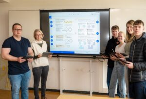 Das smarte Klassenzimmer: Schüler und Lehrer vor einer digitalen Tafel in der Helene-Lohmann-Realschule