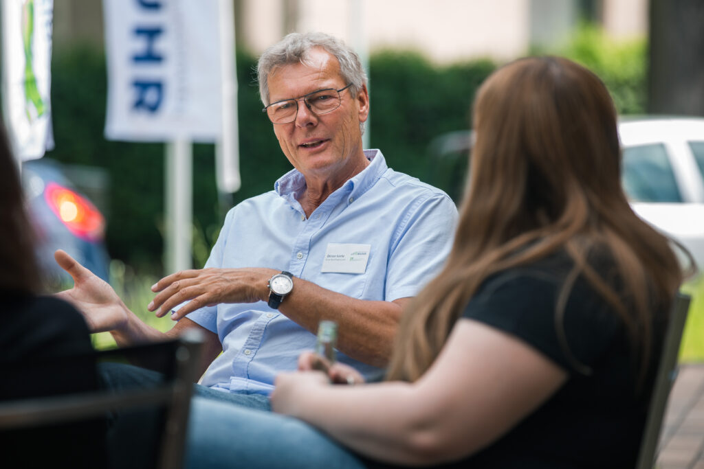 AusbildungsPatenProjekt NRW: Zwei Personen im Gespräch