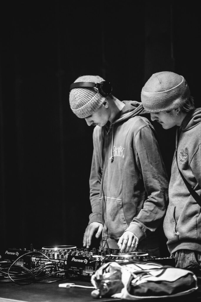 NEW TALENTS RUHR Jungs stehen am DJ Mischpult und machen Musik
