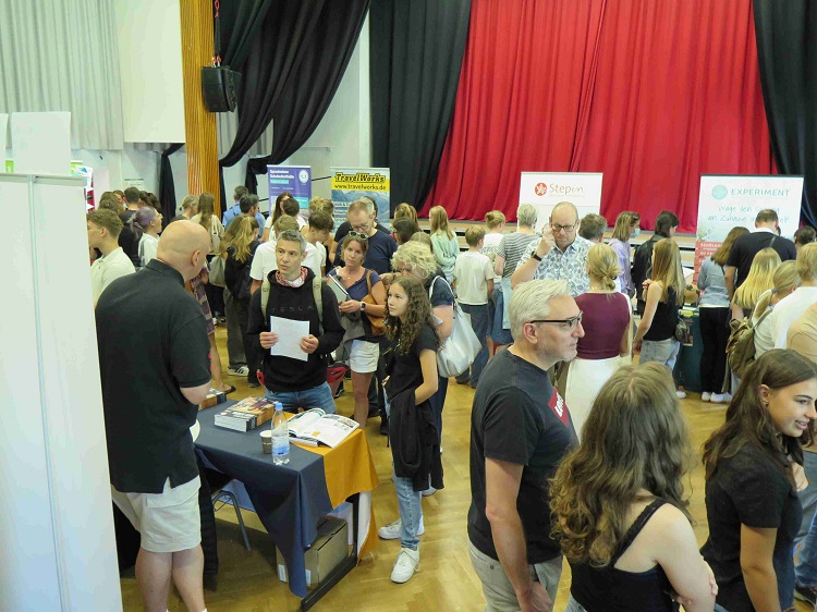 JugendBildungsmesse: Messestand mit Besucher:innen
