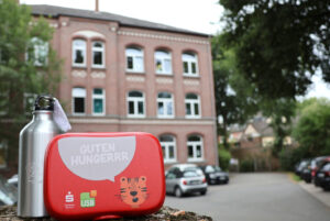 Brotdosen und Trinkflaschen des USB Bochum, der Stadtwerke Bochum und der Sparkasse Bochum