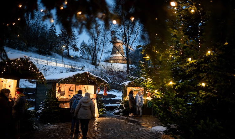 Weihnachtlich beleuchtete Häuser auf dem romantischen Weihnachtsmarkt im Freilichtmuseum Hagen