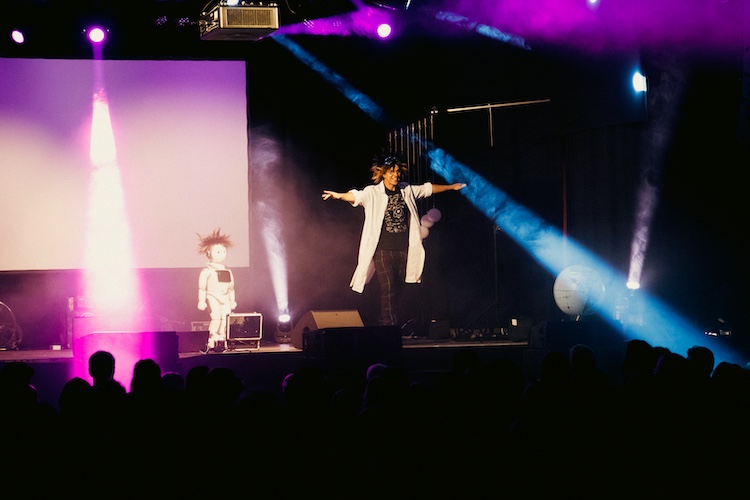 Knallegra Professor Bummtastic auf großer Tour