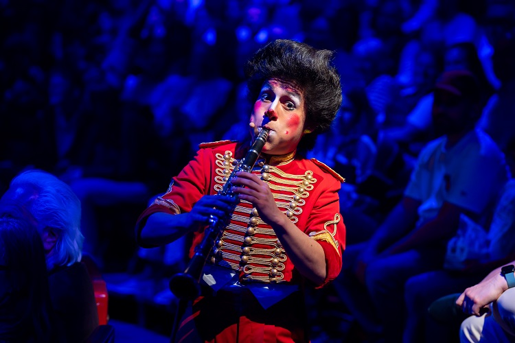 50 Jahre Circus-Theater Roncalli: Clown mit roten Wangen spielt ein Blasinstrument