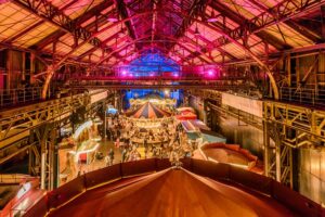 Historischer Jahrmarkt: Sicht von oben auf den Jahrmarkt in der Jahrhunderthalle Bochum