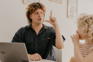 Palabra eröffnet in Bochum: Logopäde mit einem Kinde in Behandlung