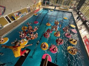 Sparkassen-KNAX-Pool-Party: Kinder im Wasser in Action bei der Pool-Party