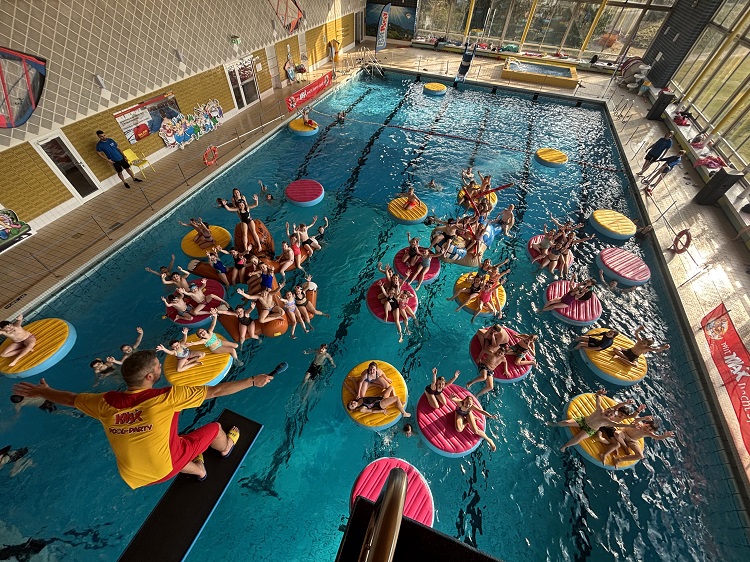 Sparkassen-KNAX-Pool-Party: Kinder im Wasser in Action bei der Pool-Party