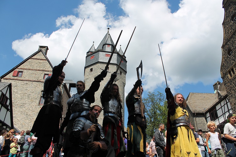 Anno Tuck 2026: Ritter vor der Burg strecken Schwerter in die Luft