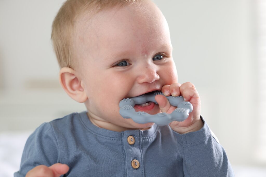 Zahnen Babys erster Zahn