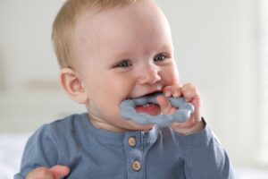 Zahnen Babys erster Zahn
